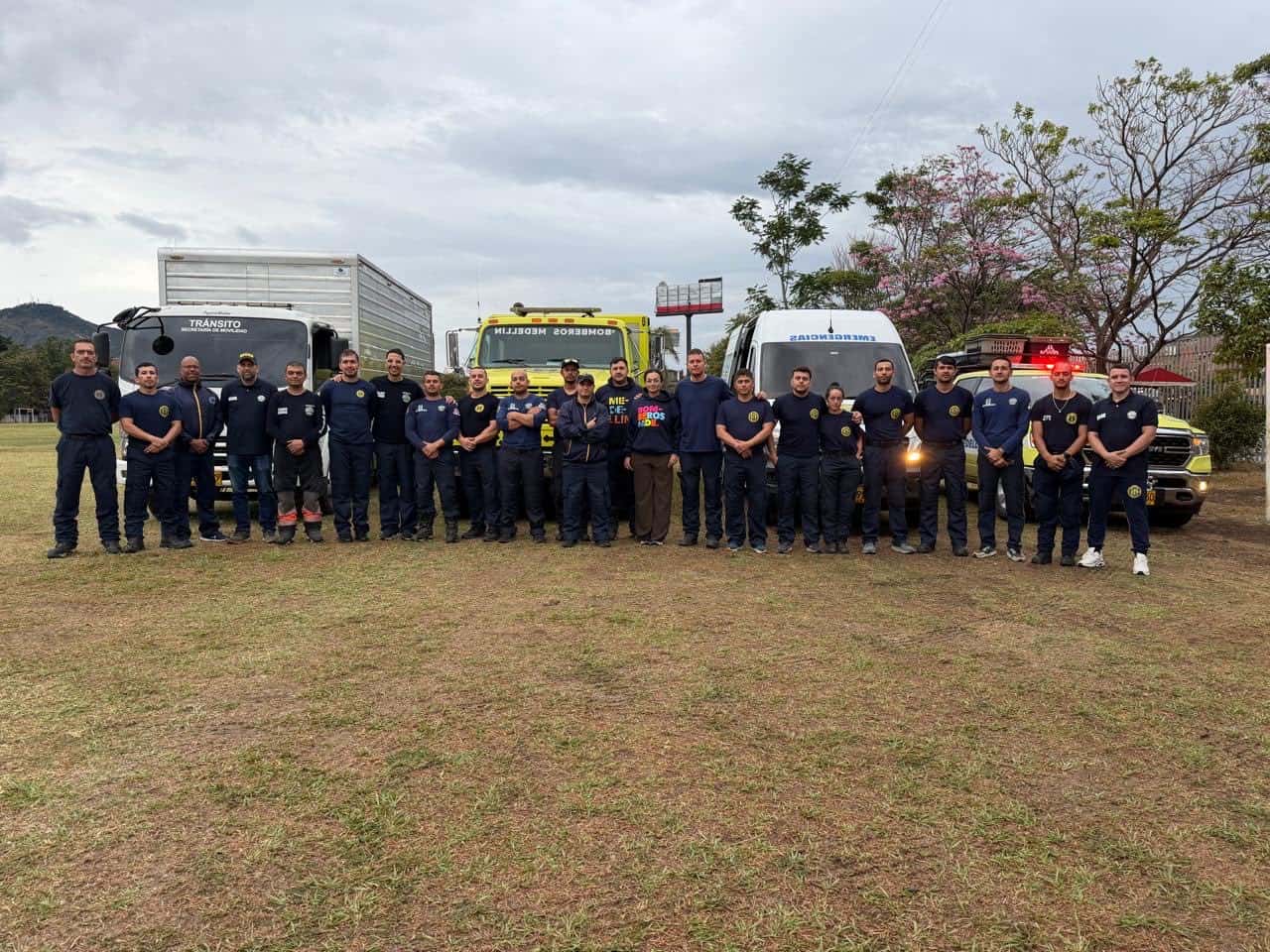 Bomberos de Medellín durante su regreso a la ciudad tras la misión de rescate