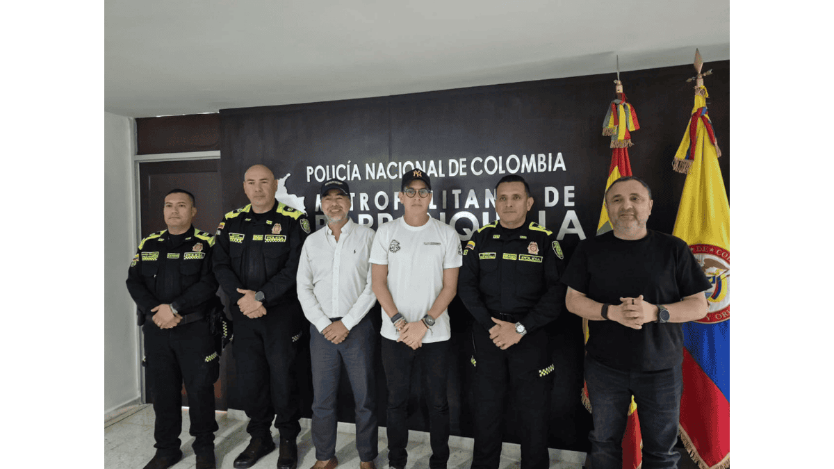 Funcionarios de Migración Colombia en una jornada de control migratorio en el Caribe colombiano