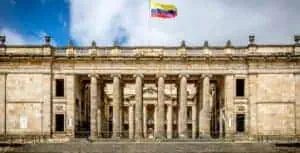 Proyecto en el Congreso propone ampliar la educación gratuita y obligatoria en Colombia