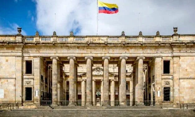 Proyecto en el Congreso propone ampliar la educación gratuita y obligatoria en Colombia