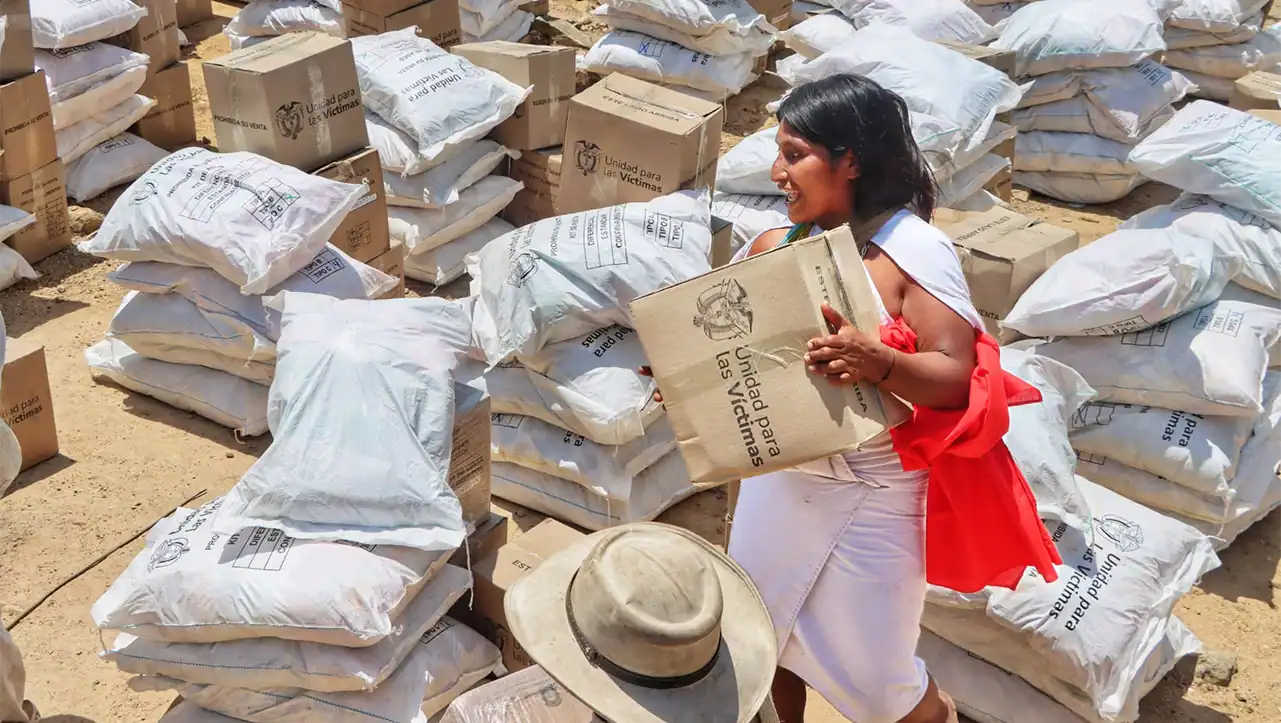Entrega de ayuda a familias Wiwa en zona rural de Riohacha