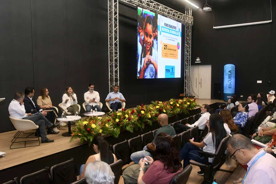 Participantes del Foro Educativo Medellín en una jornada de diálogo sobre participación y currículo