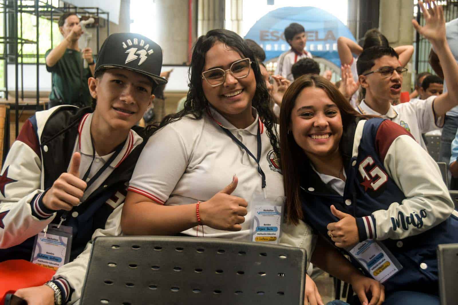 Docentes y estudiantes participan en la hackathon IA en Medellín durante una jornada de trabajo en Mova.