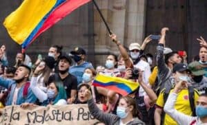 La juventud colombiana prefiere emigrar y emprender antes que integrarse al Estado