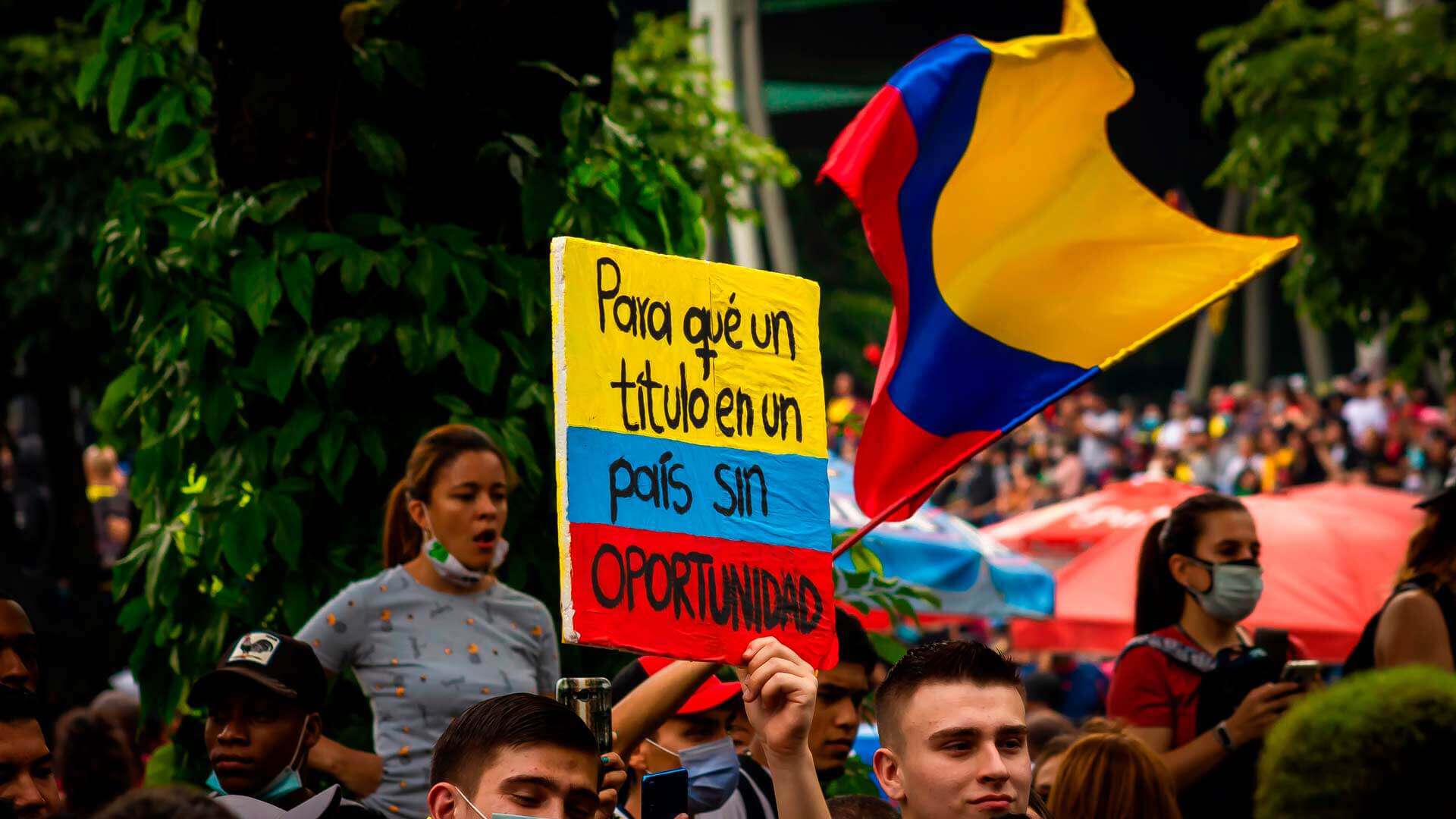 Juventud Colombiana frente al desencanto institucional y la migración.opciones fuera del sector público