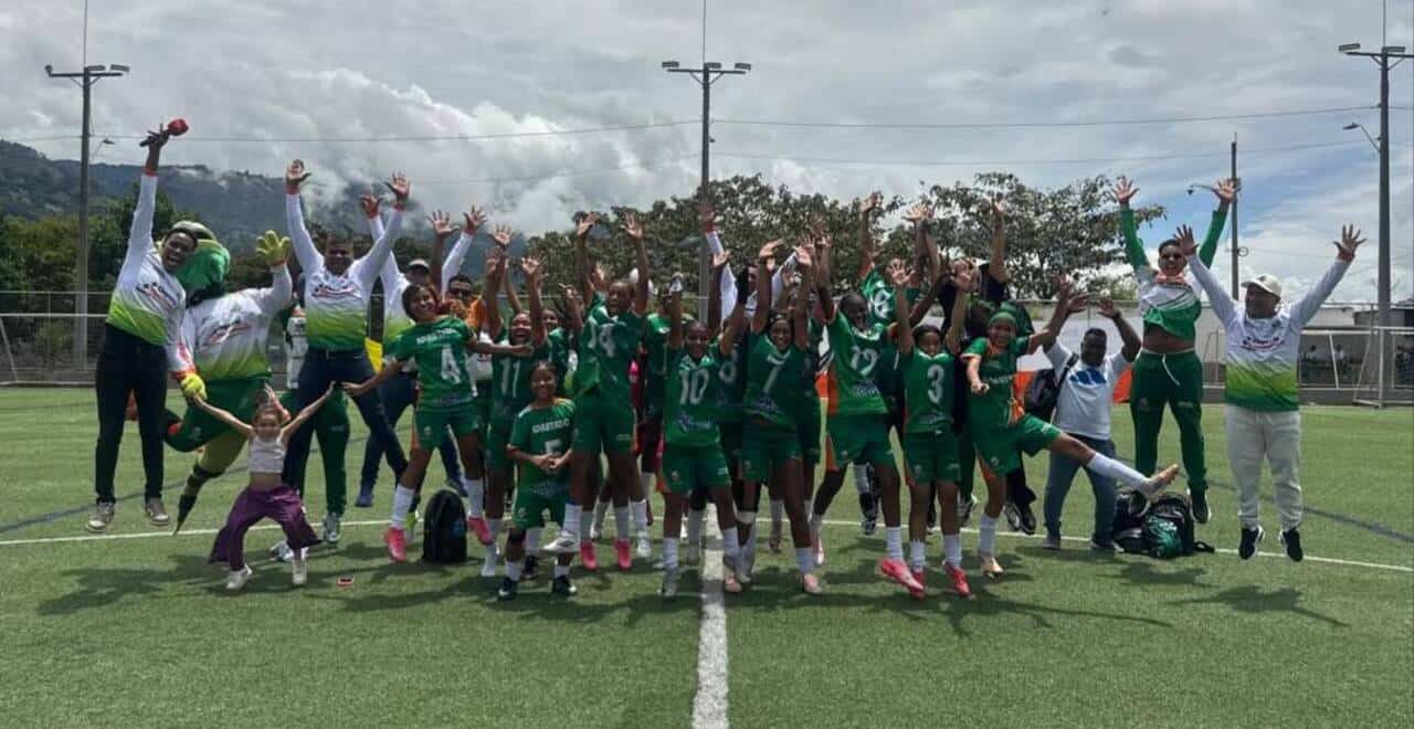 Jugadoras de Apartadó celebran en los Juegos Intercolegiados el título prejuvenil de fútbol femenino en Girardota