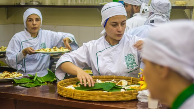 Asistentes en una edición anterior de La Arepa Invita en la Plazuela San Ignacio