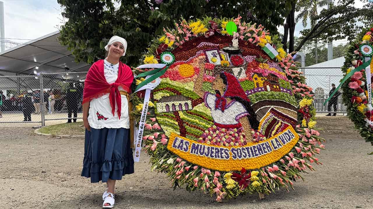 Mujeres silleteras cargan silletas con mensajes sociales durante el desfile en Medellín