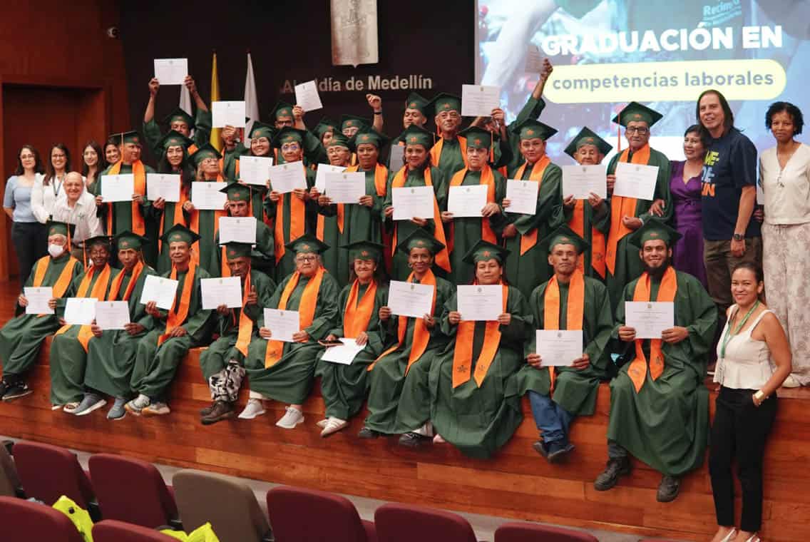 Recicladores Medellín durante una jornada de certificación laboral