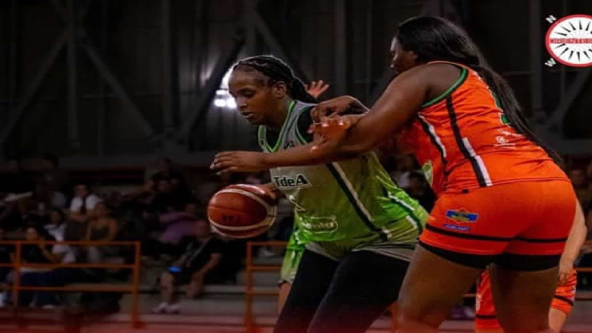 Jugadoras en la cancha durante un partido de la Copa Élite de Baloncesto en Antioquia