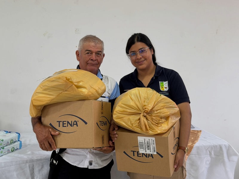 Adultos mayores de Gómez Plata durante la entrega de kits de aseo y autocuidado