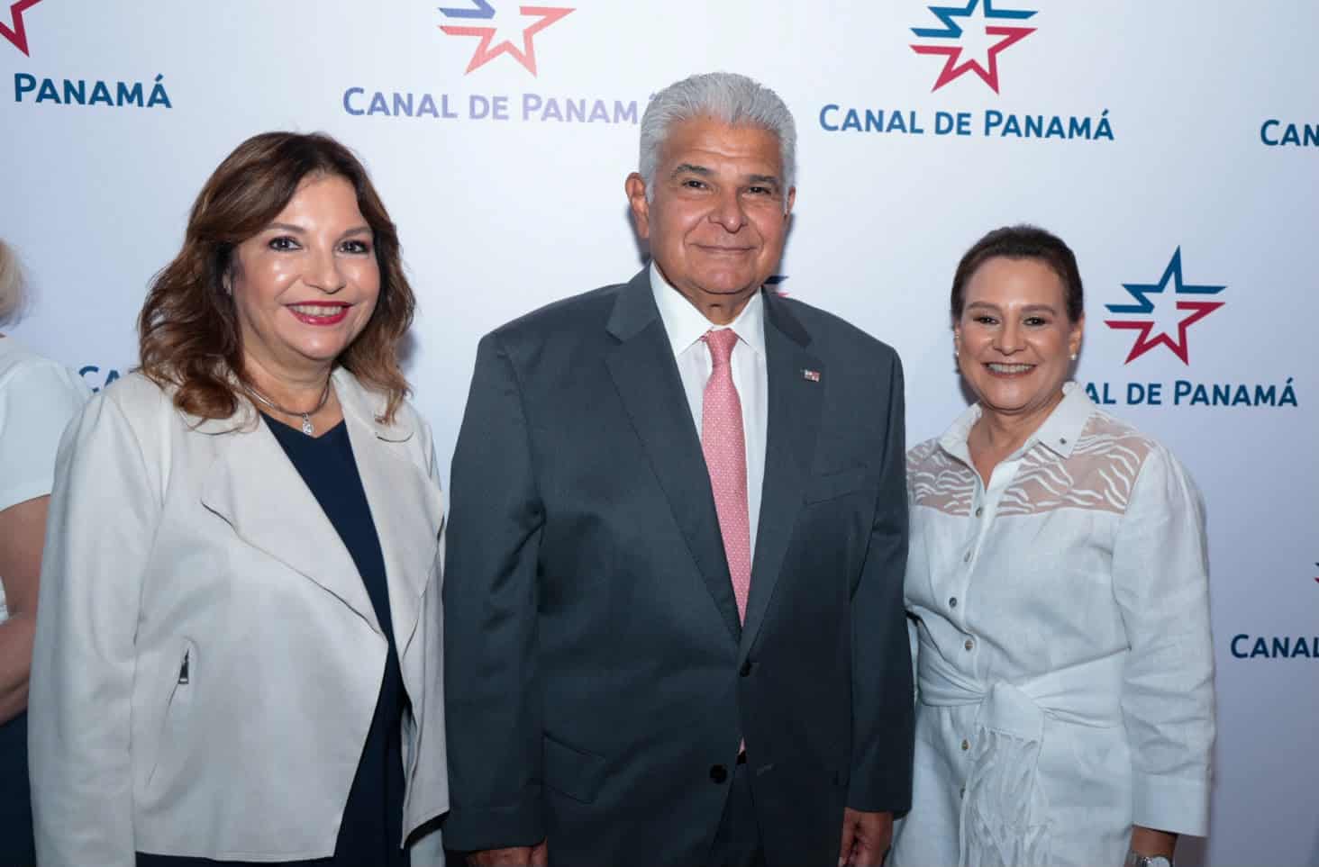 Acto de posesión en el Canal de Panamá durante el relevo de administración