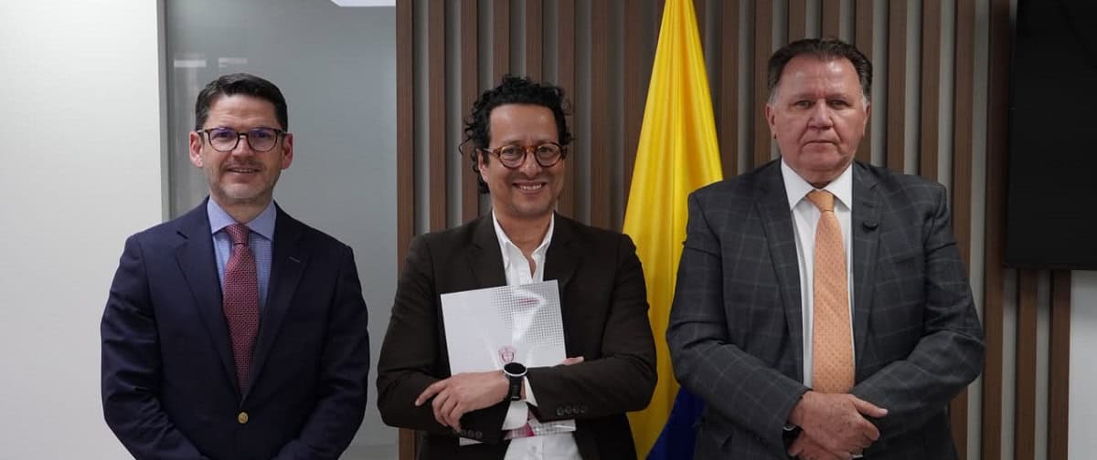 Funcionarios en reunión sobre el censo agropecuario anunciado por MinAgricultura y el DANE en Bogotá