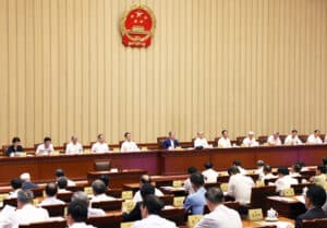 China aprueba ley de atención médica, cambia ministro y ratifica tratado con Hungría