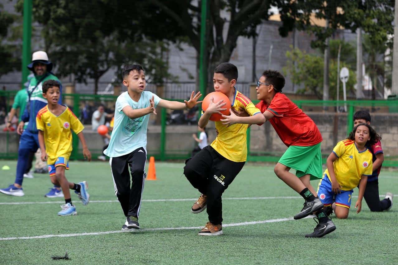 Niñas y niños participan en una jornada de deporte infantil en la Unidad Deportiva de Belén