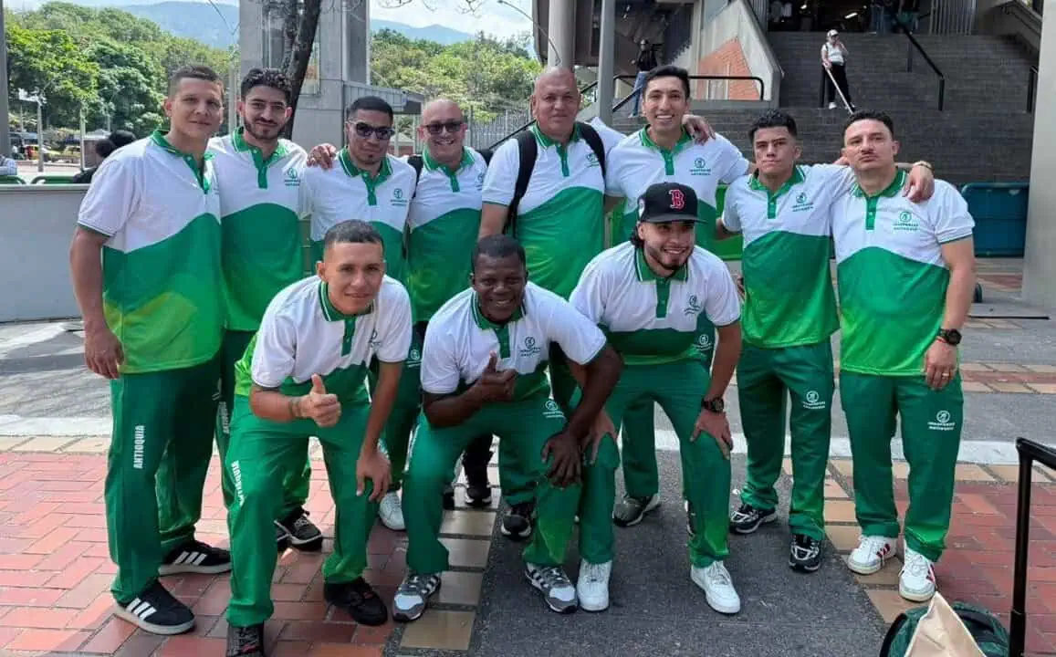 Equipo femenino antioqueño de tenis de mesa en deportes auditivos durante el clasificatorio en Bogotá