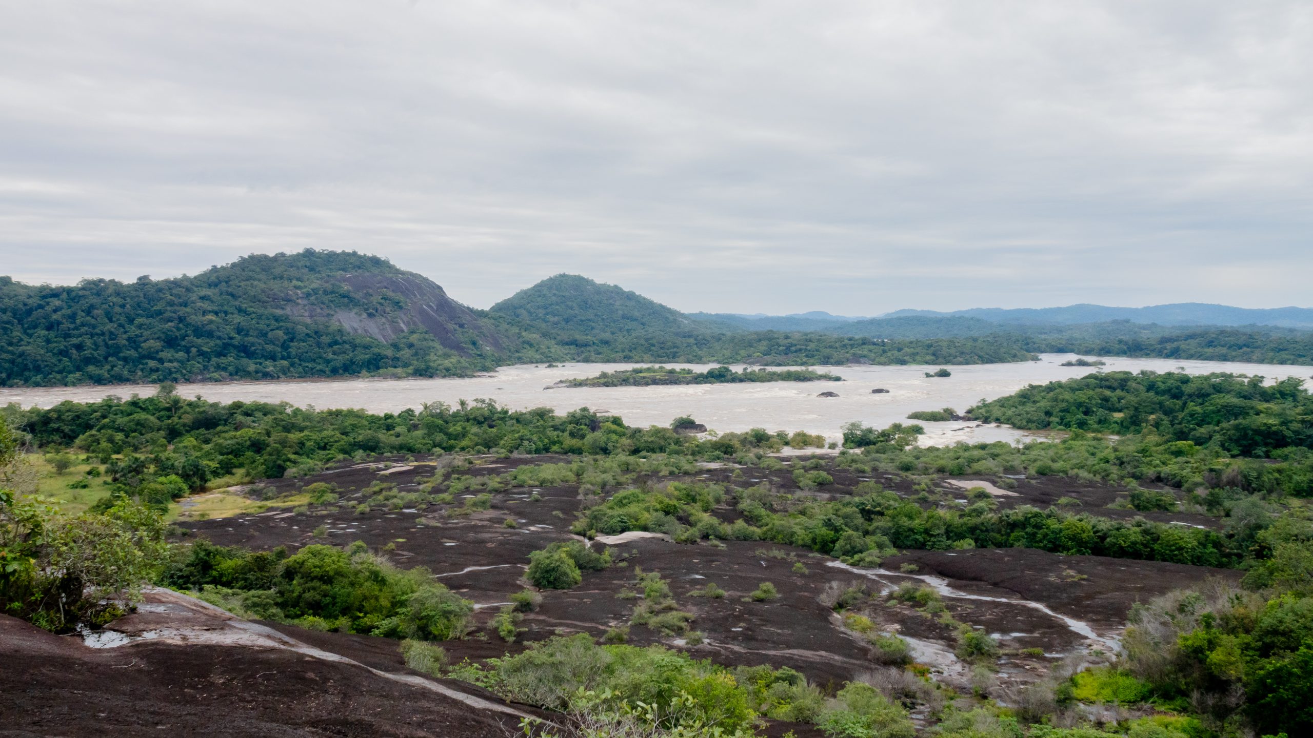 Paisaje de sabana y río en El Tuparro, en Vichada