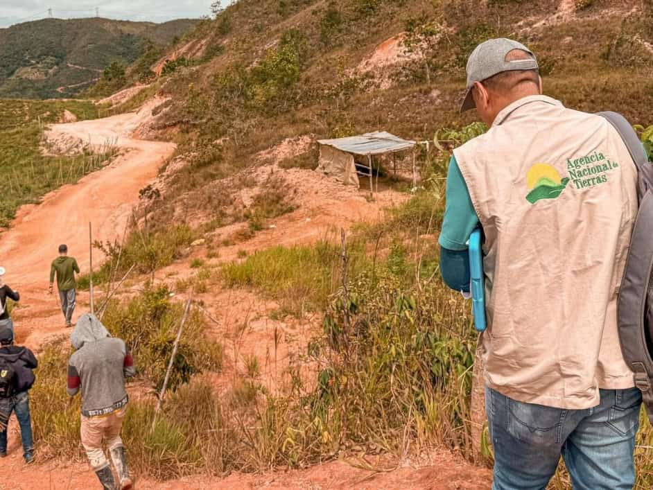 Funcionarios realizan mediciones de predios para formalización rural en Norte de Santander