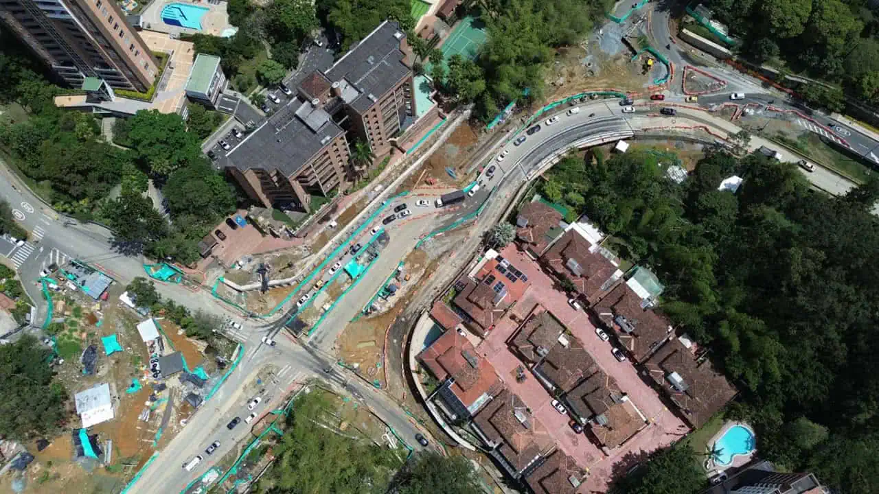 Vista general del intercambio vial en la avenida 34 con la loma de Los González en El Poblado