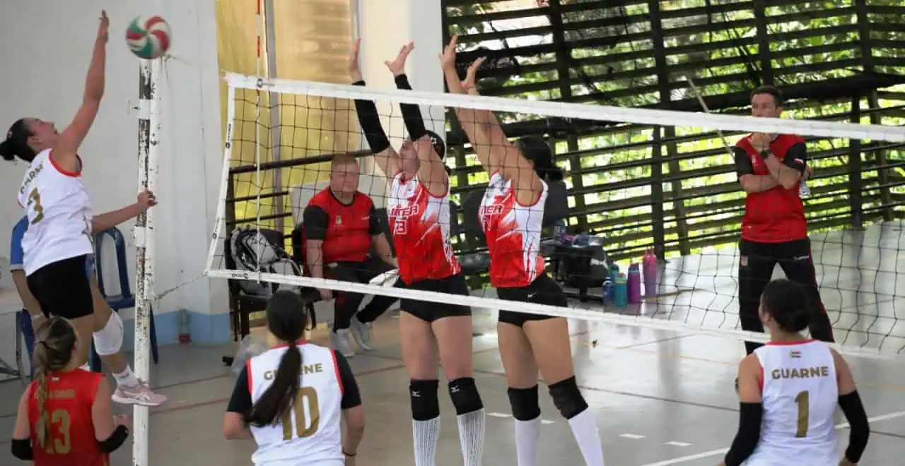 Juegos Departamentales de Oriente: partido de voleibol masculino entre Rionegro y Guarne en San Carlos