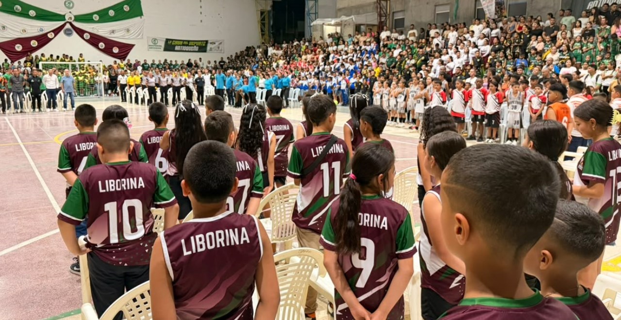 Delegaciones de los Juegos Escolares durante la apertura en Liborina