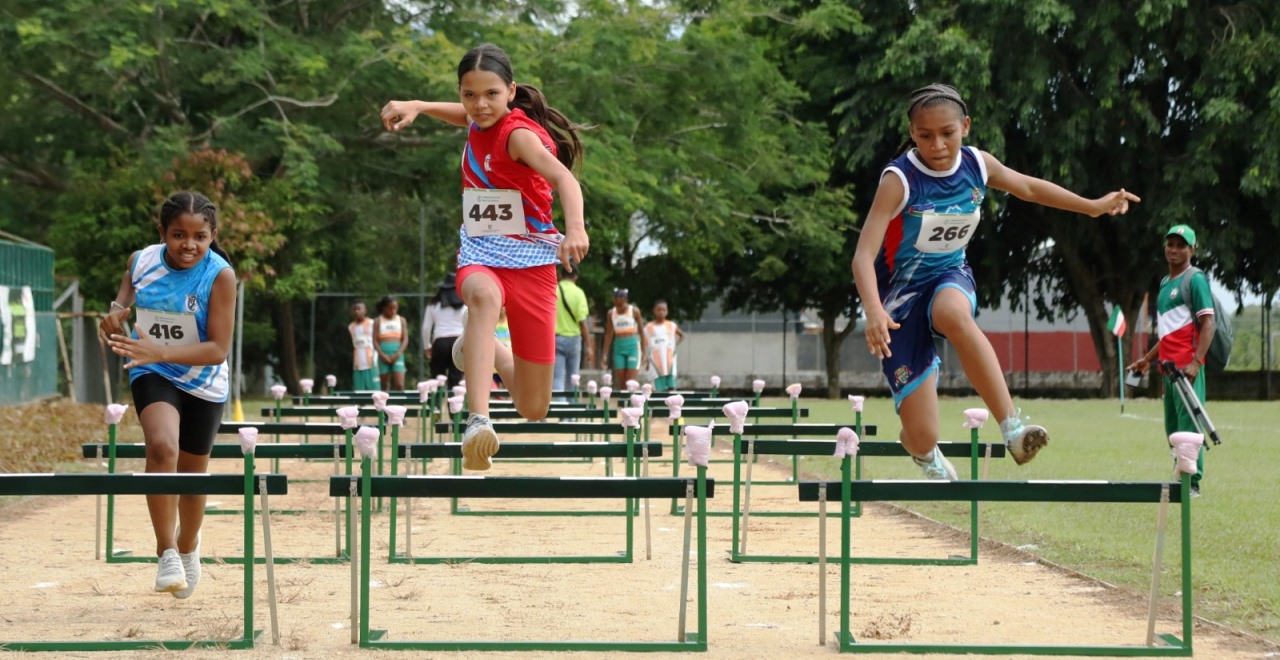 Atleta en pista durante los Juegos Escolares de Urabá, con Turbo al frente del atletismo