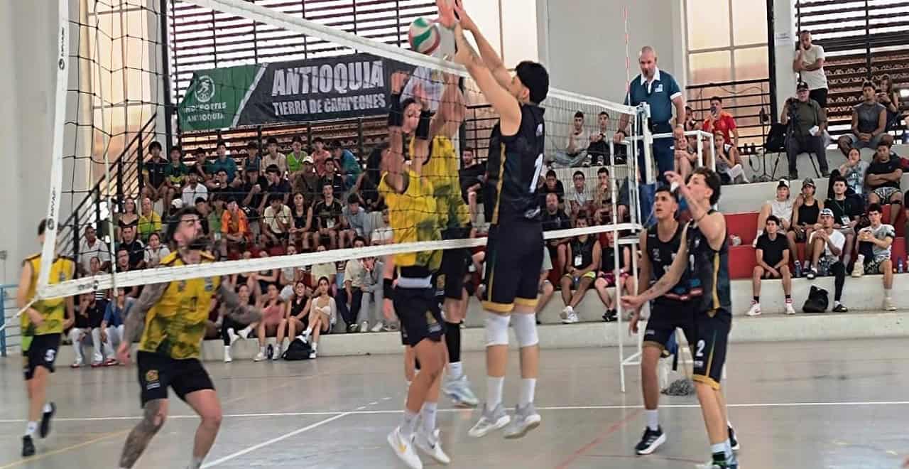 Partido de voleibol masculino entre Guarne y El Carmen en San Carlos, con La Ceja como líder del zonal Oriente.