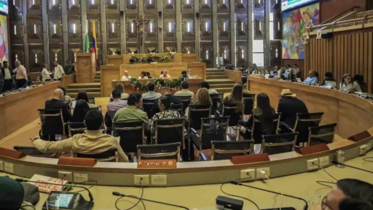 Imagen adjunta sobre La Maquinita y el comunicado de diputados por 89 familias en Medellín