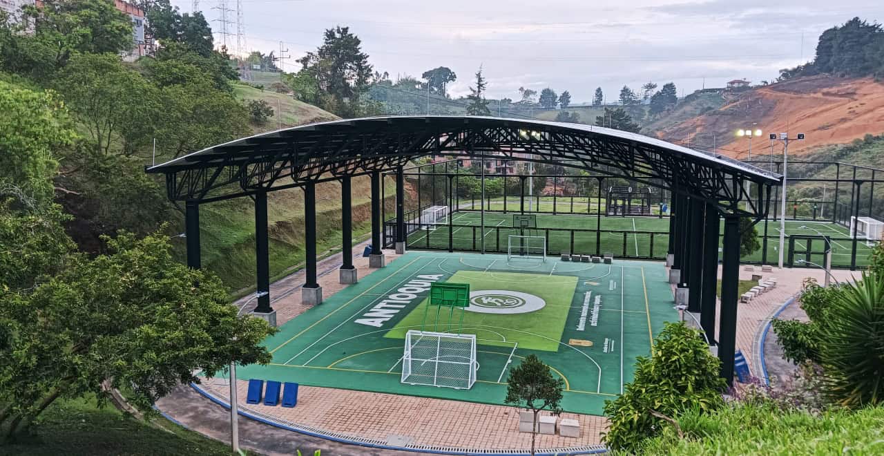 Placa polideportiva Cuatro Esquinas La Lela renovada en Rionegro con cubierta nueva y zonas de juego demarcadas