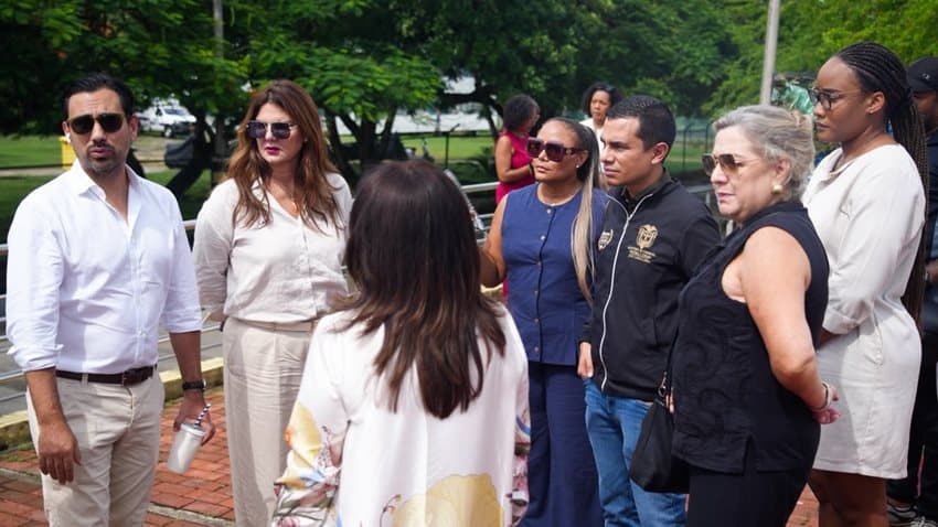 Funcionarios y líderes del sector turístico durante una jornada de trabajo en San Andrés