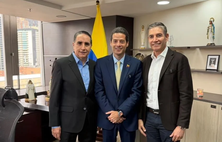 Directivos y ministro durante el anuncio de la donación de SuperGIROS para reconstruir viviendas