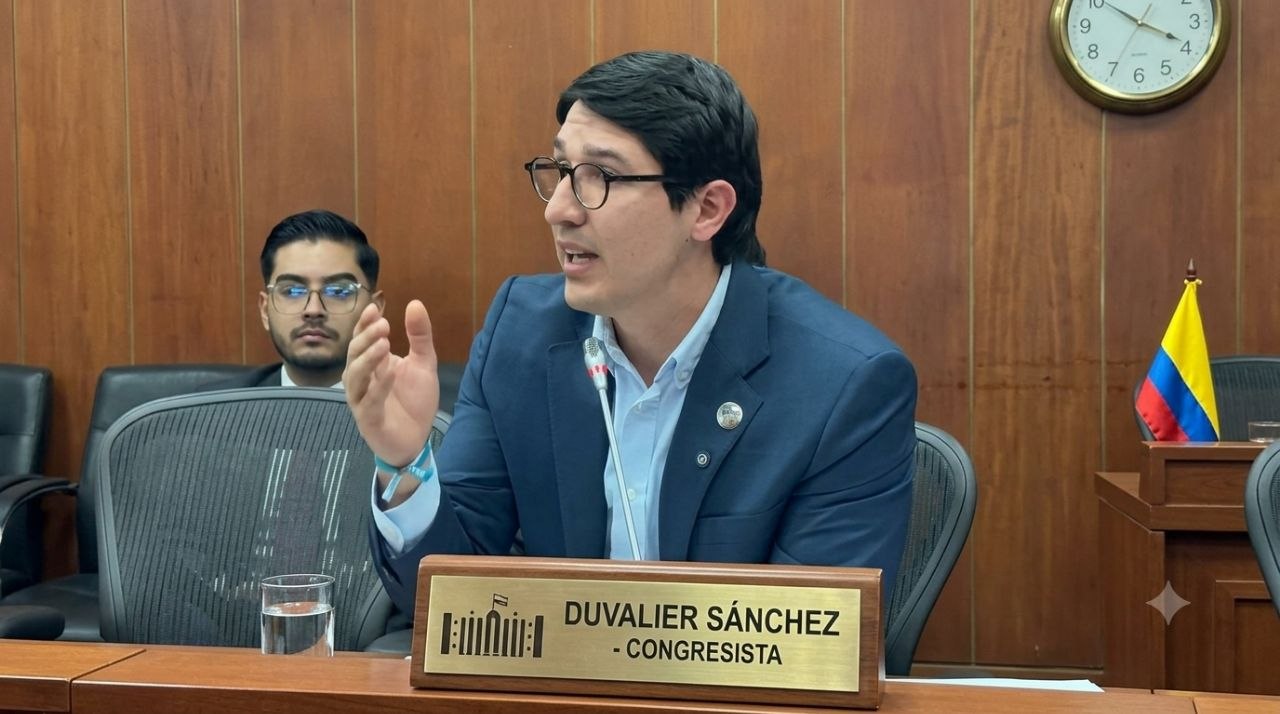 Imagen adjunta de la nota sobre Duvalier Sánchez y sus críticas a la directora del ICBF