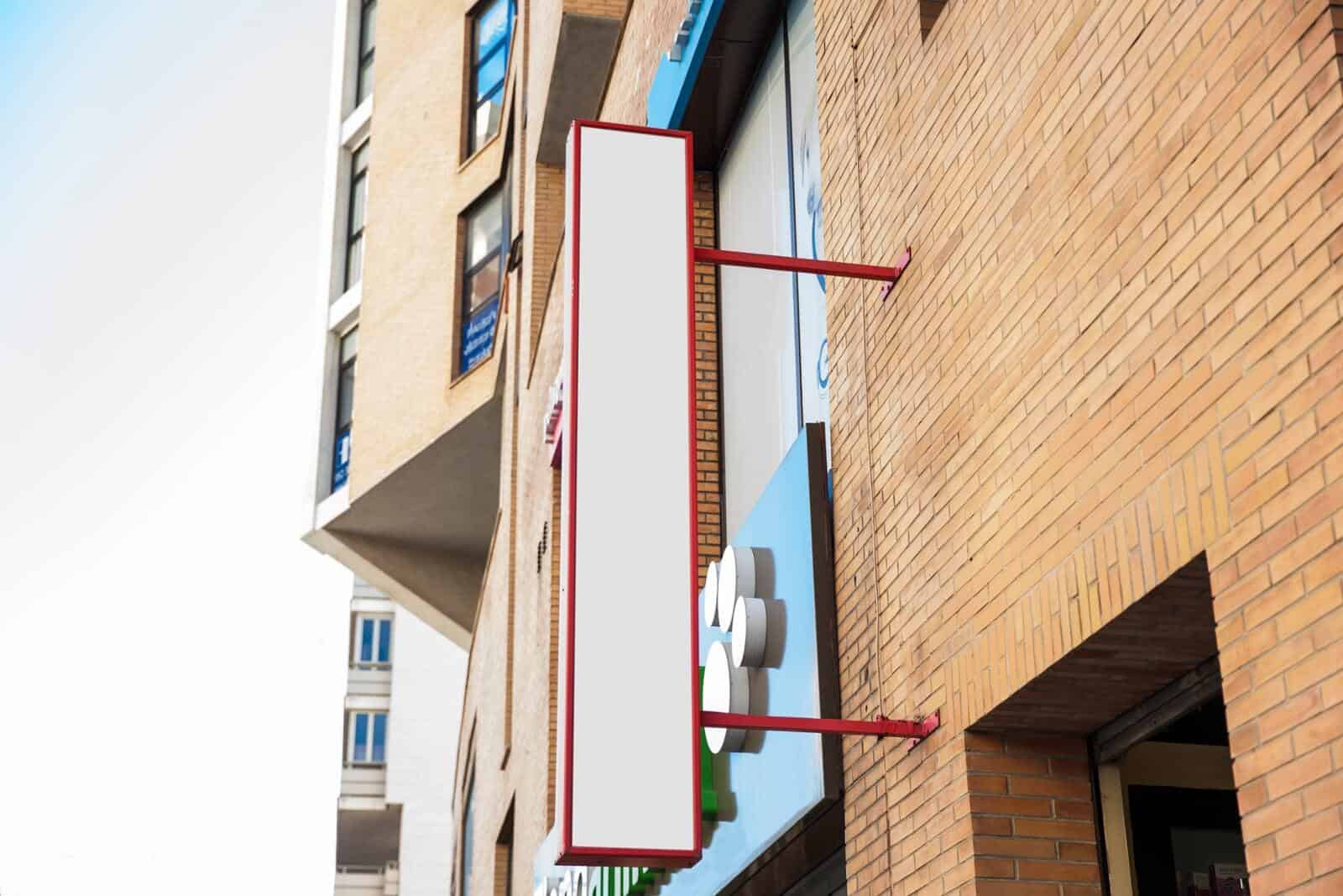 Aviso de traslado de negocio en la fachada de un local comercial