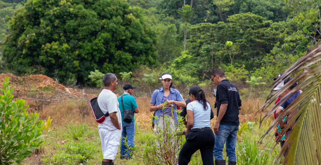 Comunidad de Villa Hermosa en actividades de conservación y aprovechamiento sostenible del choibá en El Bagre