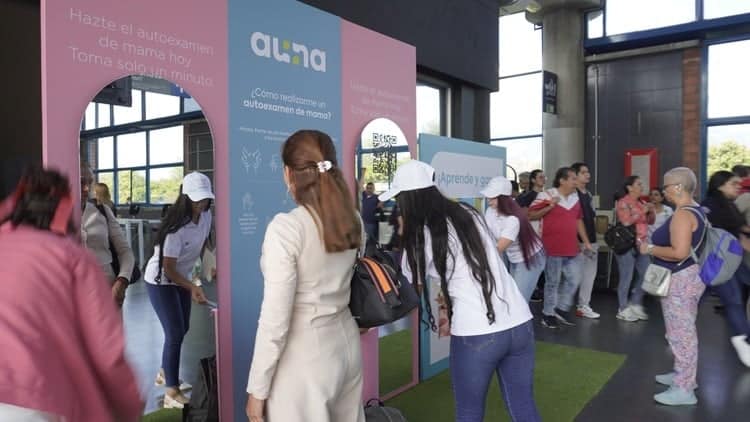 Jornada sobre cáncer de mama en la estación Caribe del Metro de Medellín