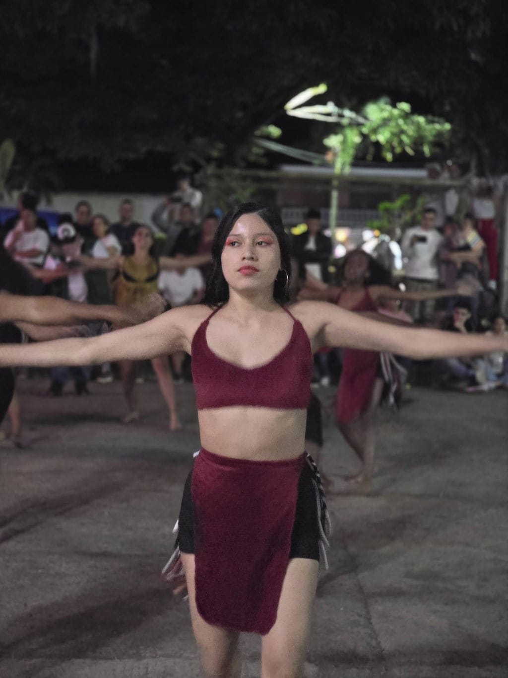 Presentación artística del Festival Cultural en Peque durante una velada de música y danza.