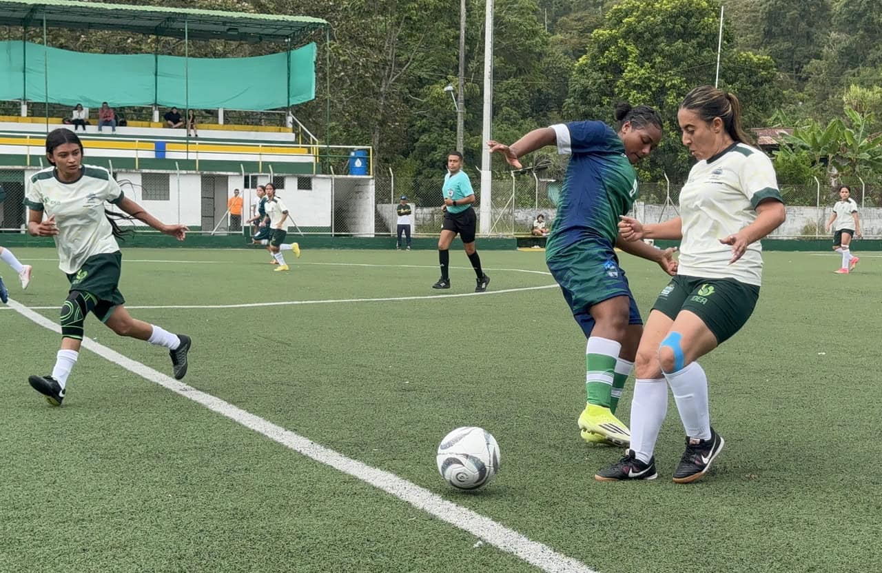 Fútbol femenino entre Andes y Urrao en la cancha Capitán Alberto Fernández de Támesis