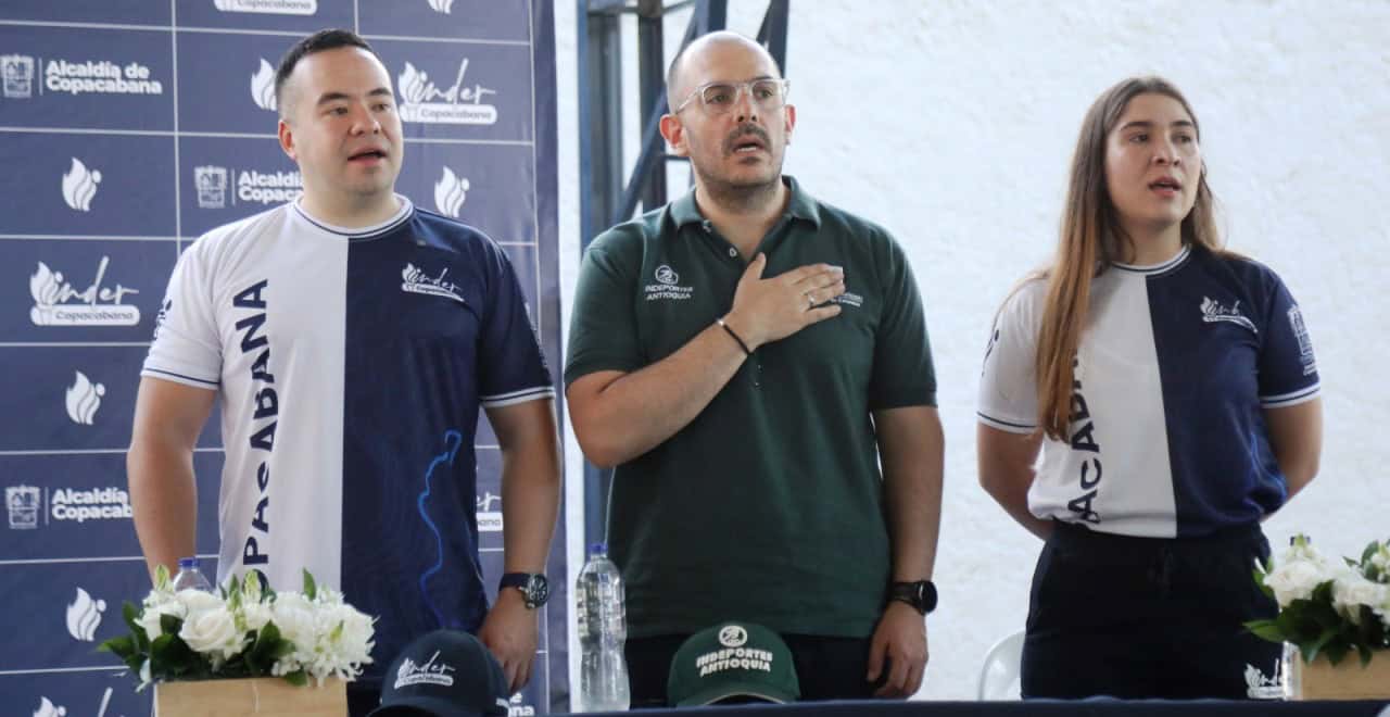 Autoridades durante la inauguración de los Juegos Departamentales en Copacabana