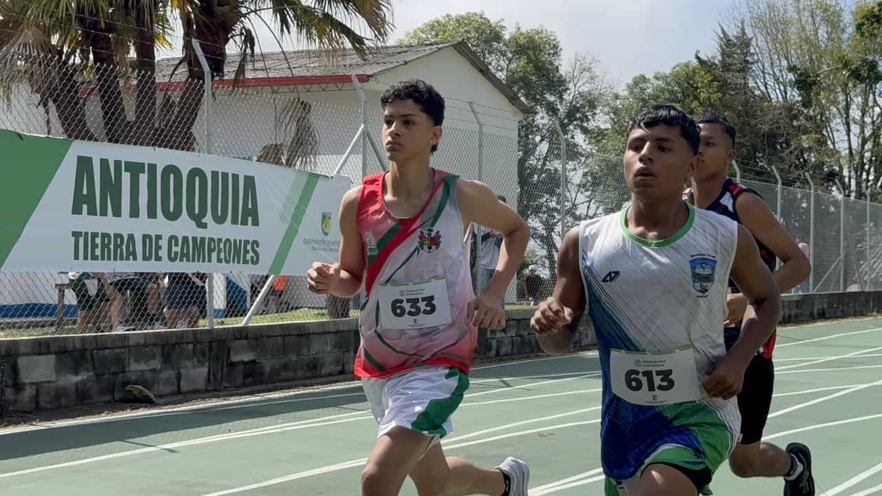 Juegos Departamentales en Támesis: atletas compiten en la pista de la Institución Educativa San Antonio de Padua