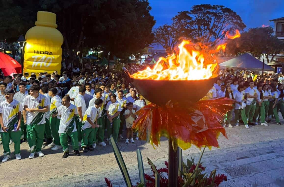 Encendido del fuego deportivo de los Juegos Departamentales en el parque principal de Támesis