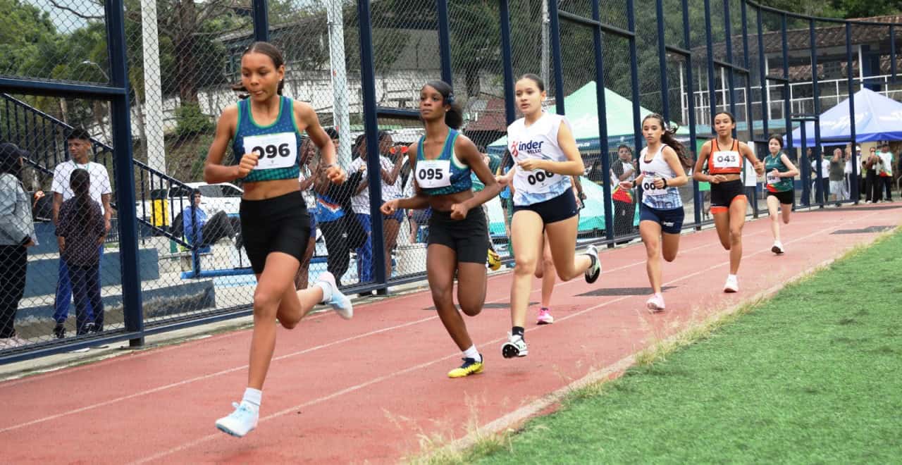 Atletas de Medellín compiten en la pista durante la primera jornada del zonal en Copacabana