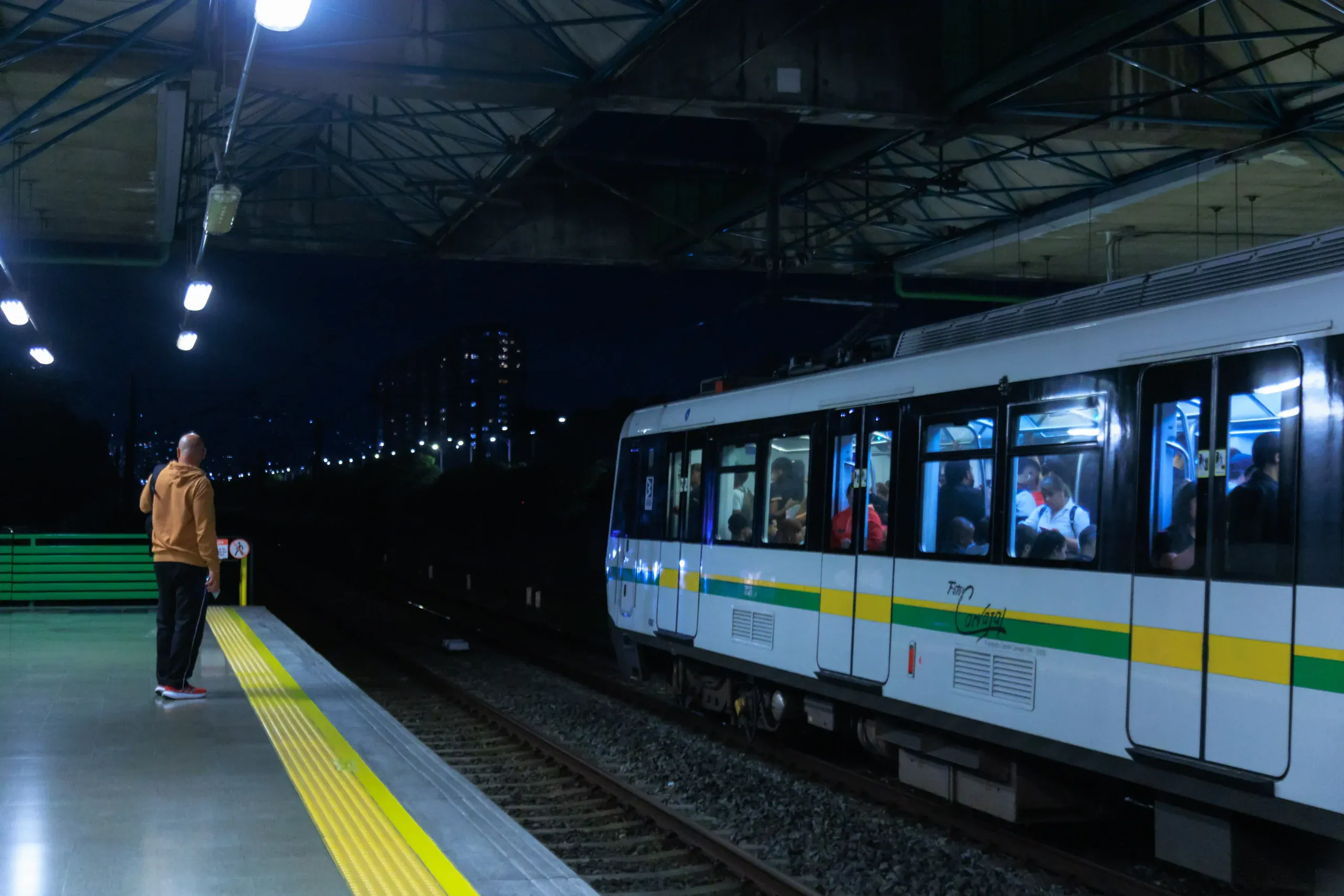 Tren del Metro de Medellín en una estación del sistema durante la operación especial por EDC y Altavoz