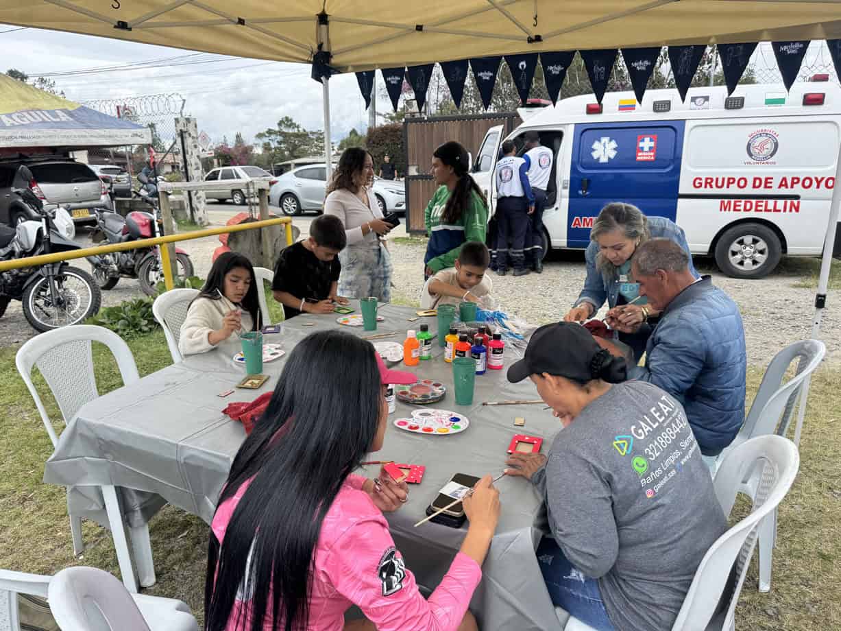 Jornada de Santa Elena con jóvenes y familias en actividades comunitarias en Piedra Gorda