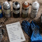 graisse en bombe sur établi avec outils et mécanismes