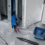 passage câble électrique dans cloison placo norme avec gaine et outils