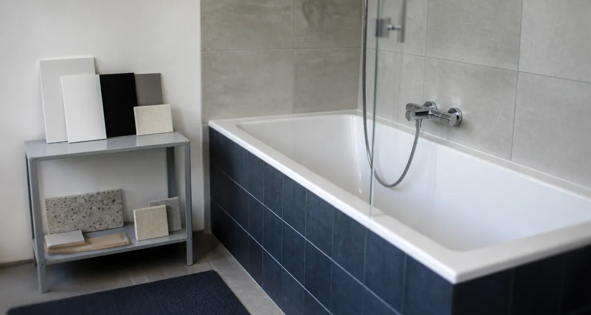 Baignoire de salle de bain en acrylique, fonte ou résine, matériaux visibles