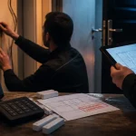 Installation alarme maison prix : techniciens et centrale dans l’entrée