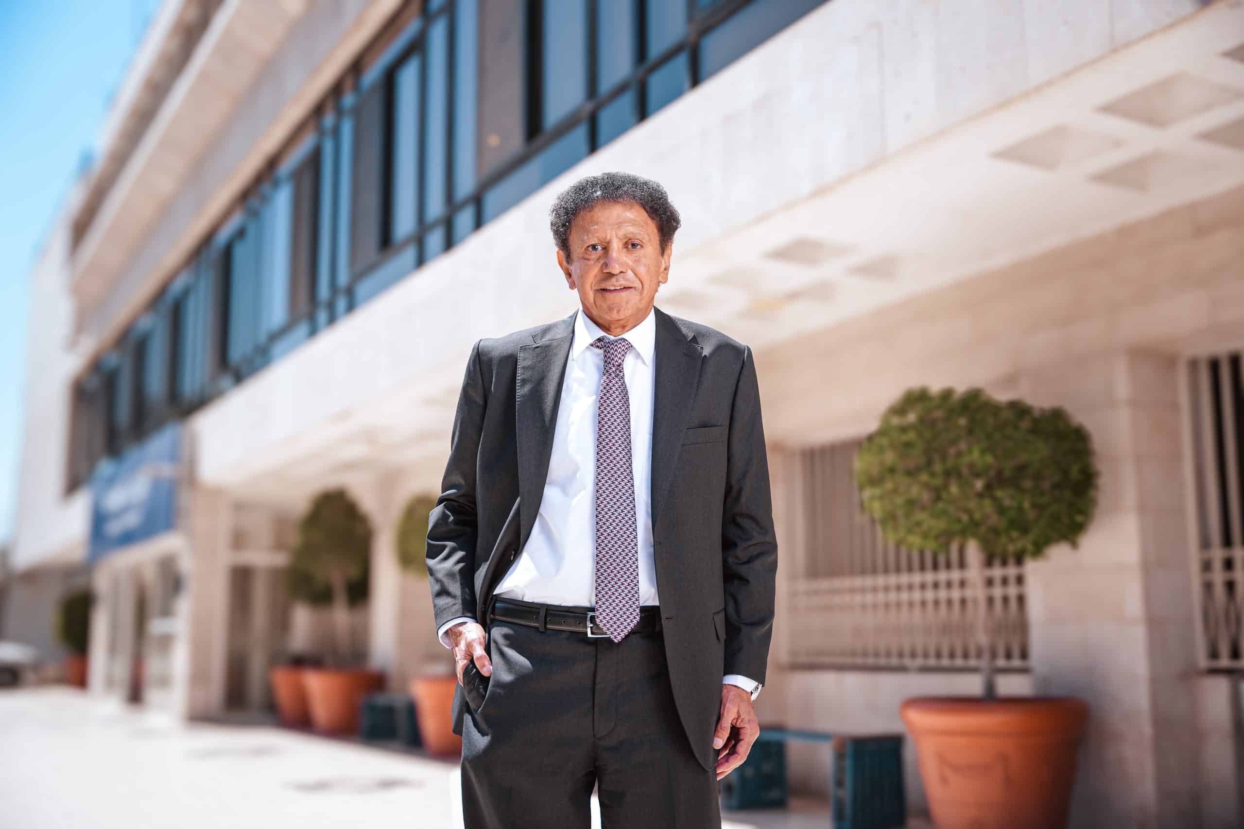 الأستاذ الدكتور شوكت حمودة