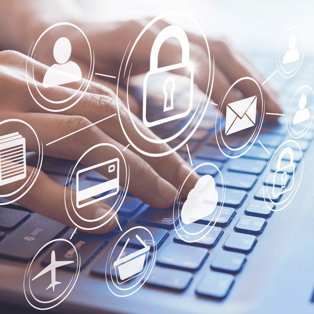 assurance messagerie et livraison Main sur clavier, icônes de sécurité numérique.
