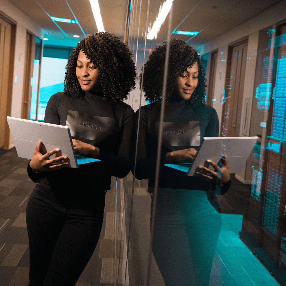 cyber attaque soumission assurance au québec Femme lisant tablette miroir bureau professionnel